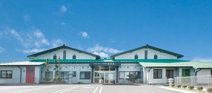 青空の下の建物外観