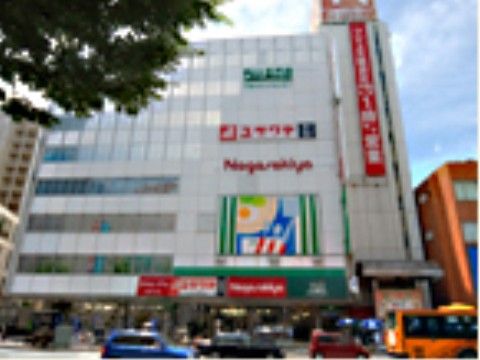 数多くの商業用施設が入っているので、多くの種類の品物を購入することができ、また見て周るだけでも楽しく過ごすことができる。
