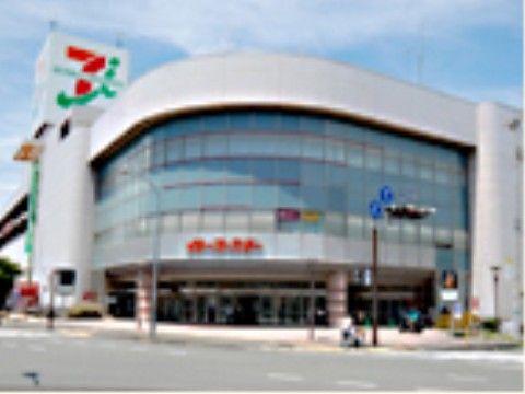 施設近くには大型スーパーマーケットが立地している。入居者様は必要な日用品を、安く簡単に購入することができる。