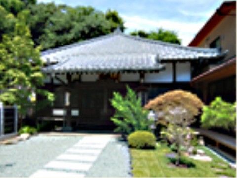 近くにはお寺もあり、日本の歴史などを感じることができる。散歩の１休みを行うのに最適の場所となっている。