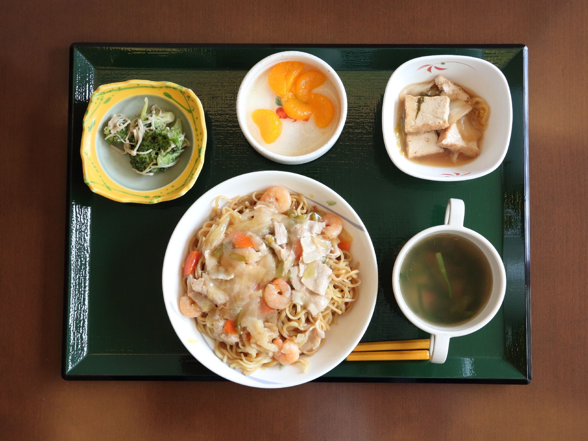 紅ショウガとネギが乗って色鮮やかな牛丼、お麩のお吸い物、キノコの煮物、お漬物とバランスのとれた食事メニューとなっている。