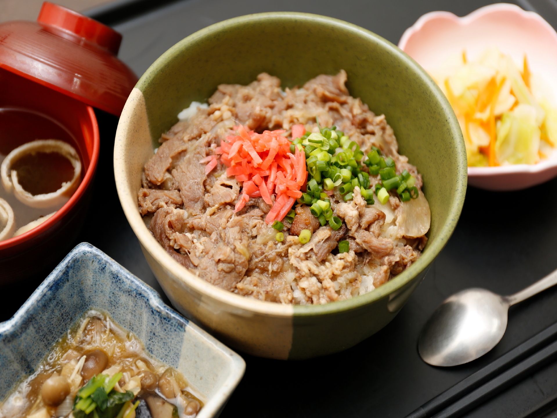 牛丼の横にお吸い物や小鉢が置かれているお食事プレート