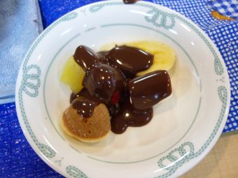 チョコレートソースがかかったバナナや鈴カステラ