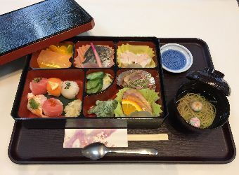 箱付きの器に詰められた一口サイズの料理