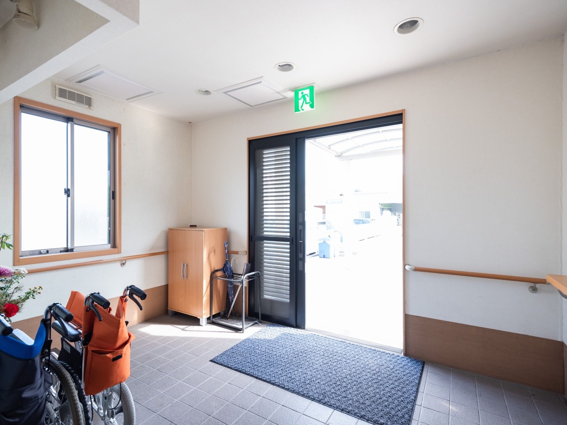 引き戸造りの玄関扉の傍には傘立てが用意されている。広さにゆとりがあり、車椅子を置いておくことができるスペースがある。