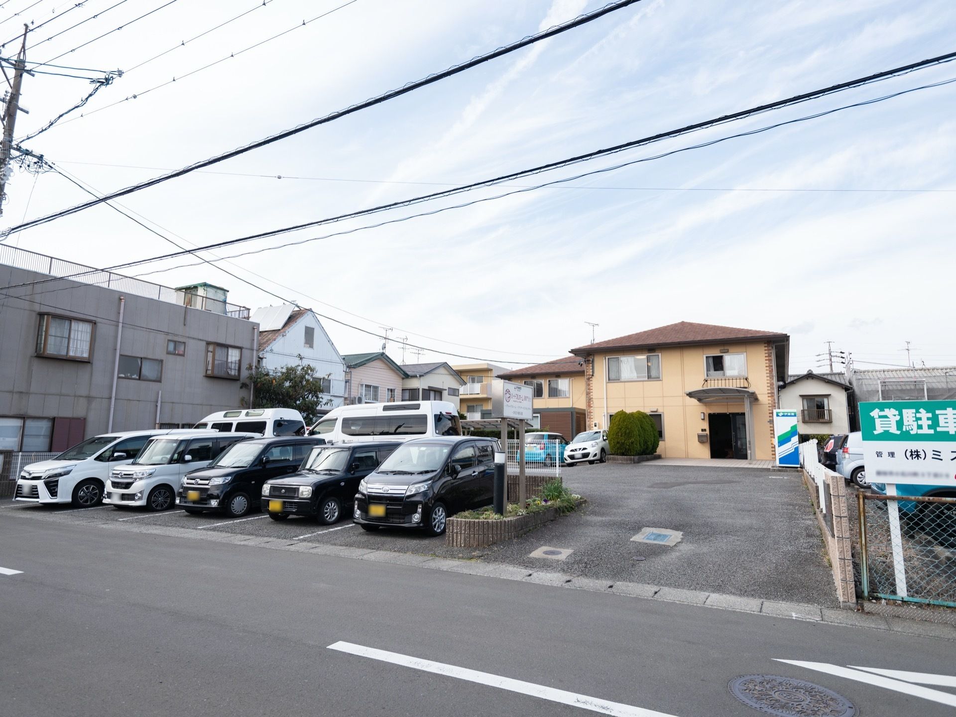 広さに余裕があり、道路に面して5台分の駐車スペースが完備されているほか、施設の近くにも駐車することができる。
