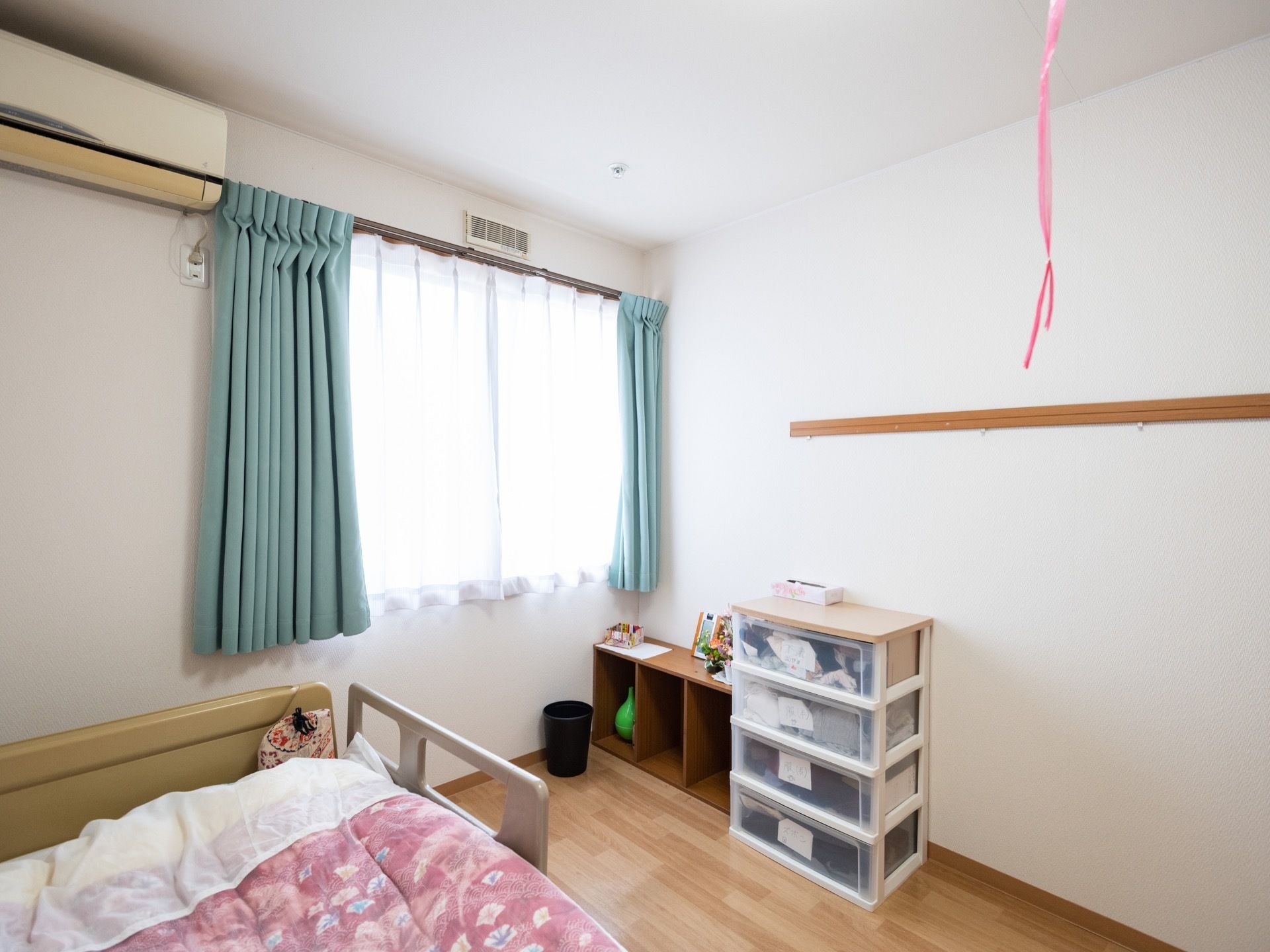 ベッドの完備された一人用の部屋である。ハンガーなどを掛けられるフックが備えられている。また、棚などの家具を持ち込むことができる。