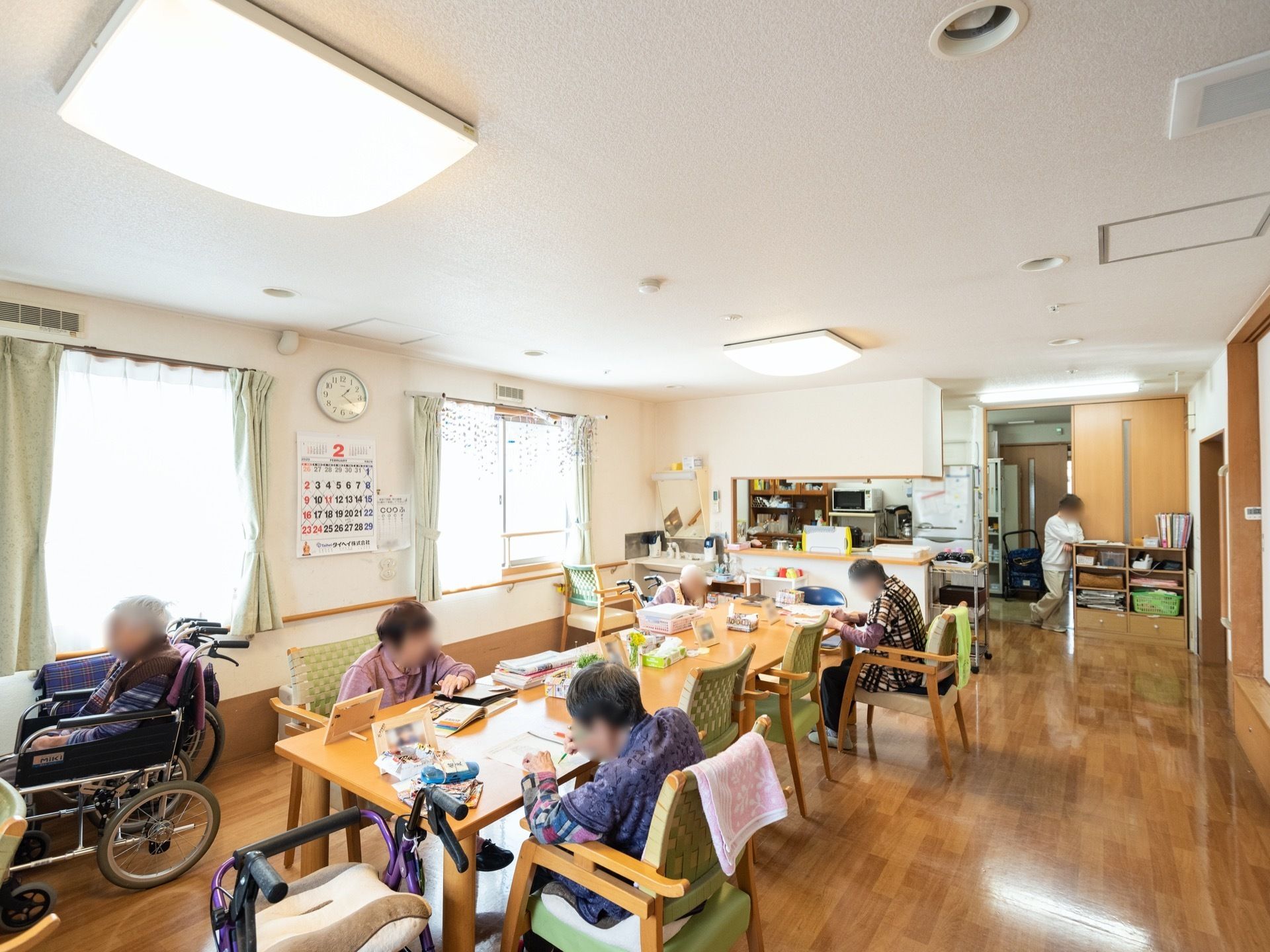 テーブルセットの用意された部屋である。奥には、電子レンジや冷蔵庫などの完備されたキッチンスペースが併設されている。