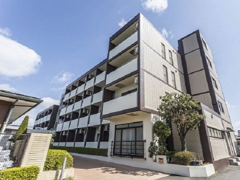 白色を基調とした外壁で、黒色の縁取りが印象的な施設建物