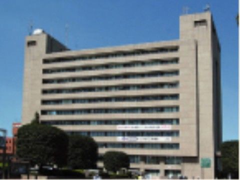 本館が地上11階建て、別館が地上３階建ての大きな建物で、1976年竣工した建物を耐震化工事を経て現在も使用している。