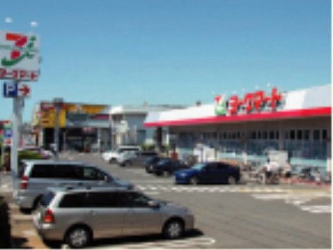 朝から夜遅くまで営業している。主に食料品を扱い、中にイートインスペースもある。クリーニングや収納代行サービスも行う。