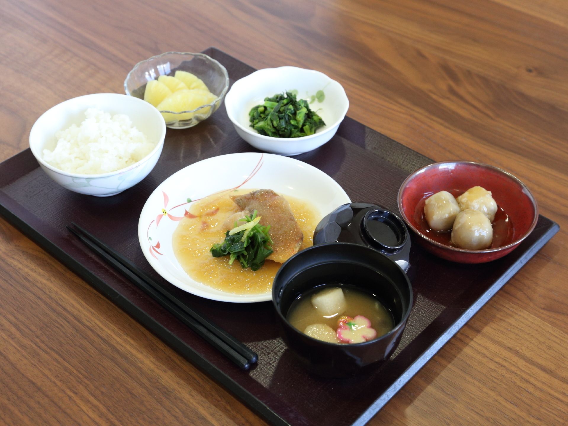 白いご飯、お吸い物の他に、主菜や小鉢などが並んでいるプレート