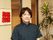 ホーム長が、施設で撮影した写真である。後ろには、赤い紙で作られた16個の花が、板の上に貼られ展示されている。