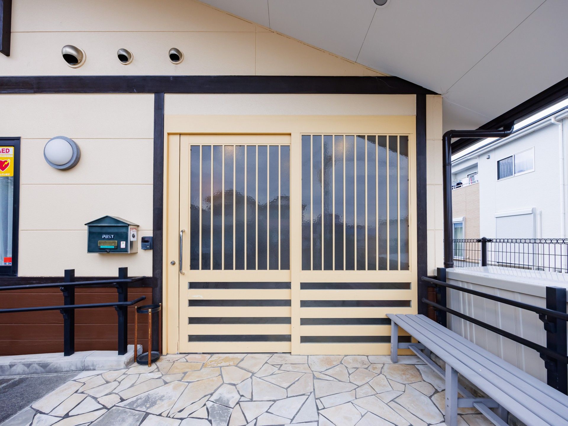 広い玄関の外観