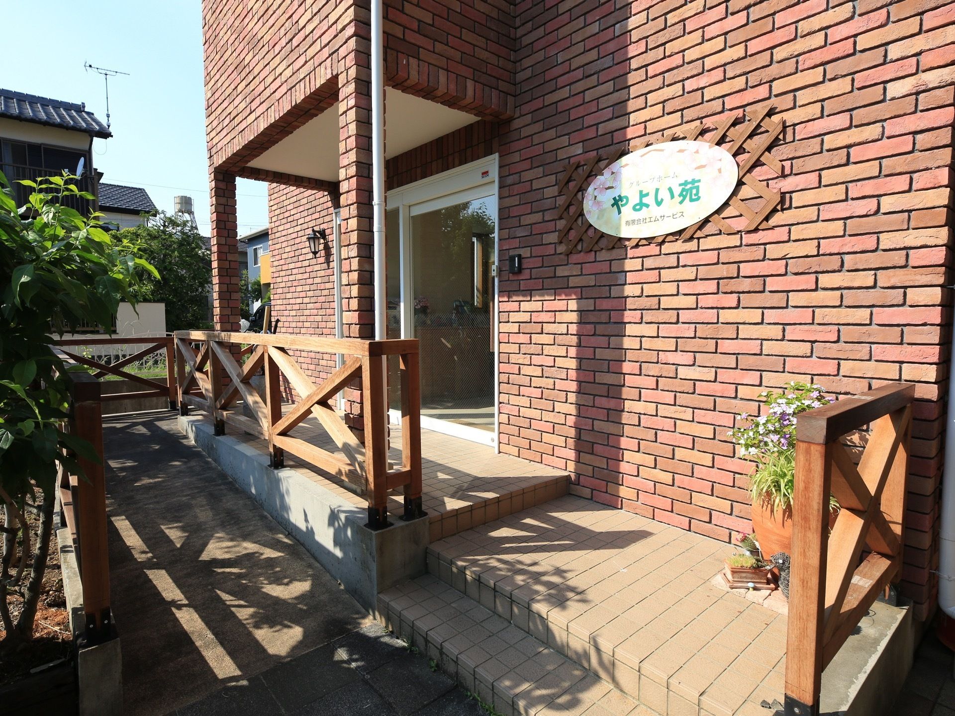 施設入口には自動扉が設置され、重厚なレンガ造りの構えとなっている。階段と緩やかなスロープが完備されている。
