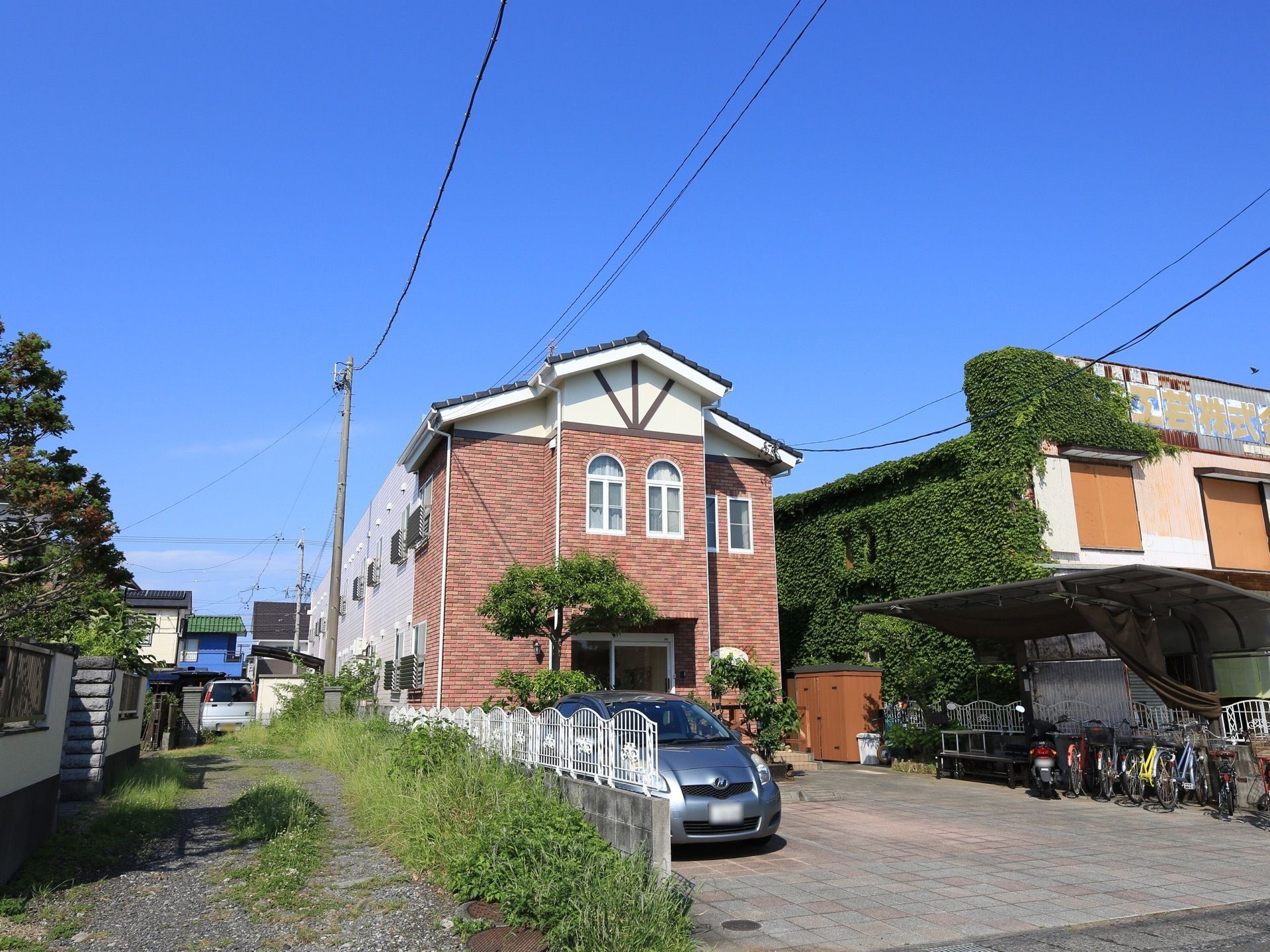 ２階建ての施設である。周囲には、有名な遺跡や緑地が広がりのどかな環境に立地している。地域との交流を大切にしている。