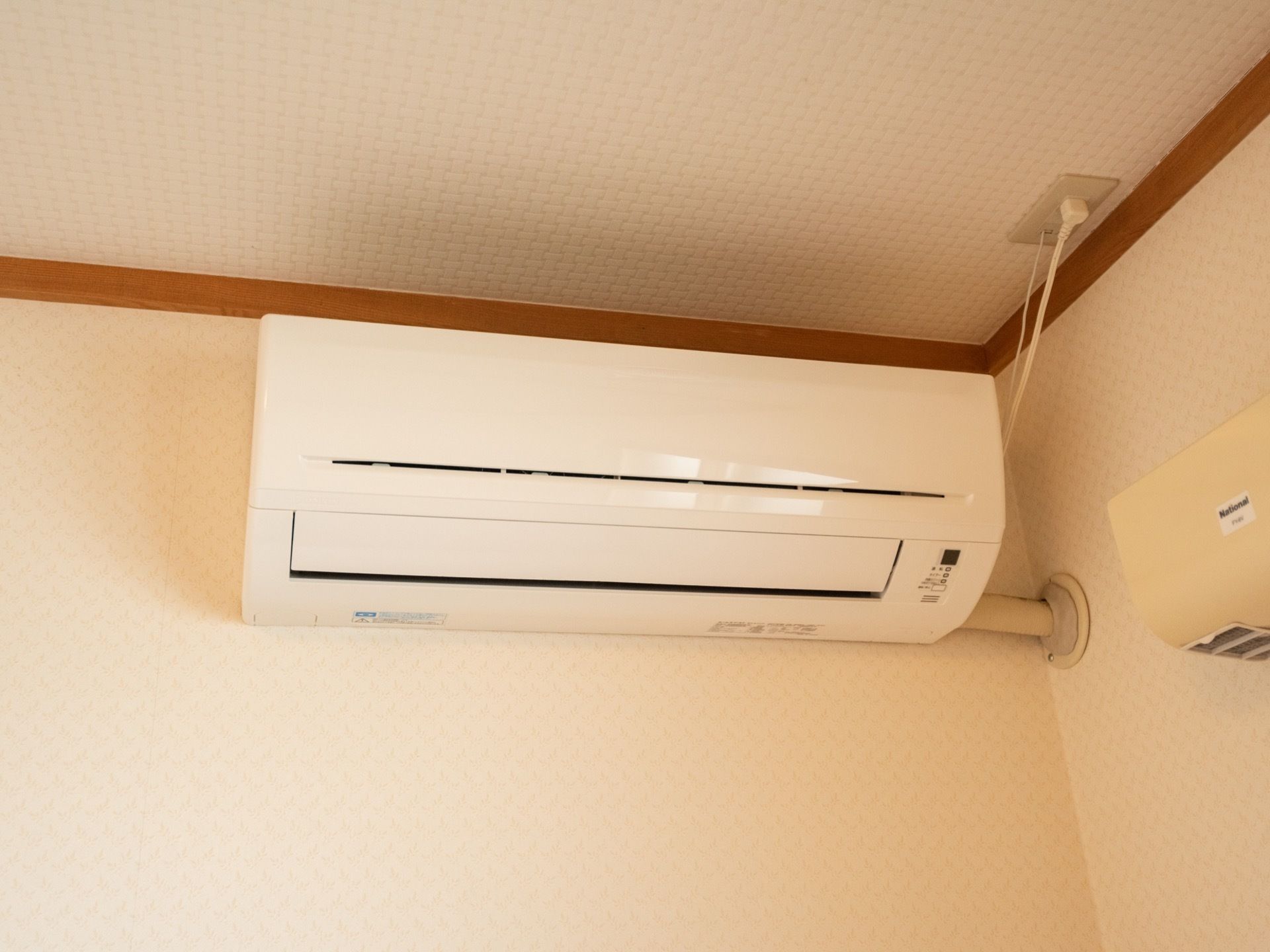 室内にはエアコンが完備されている。壁と同系色になっており、部屋のインテリアに馴染むよう配慮されている。