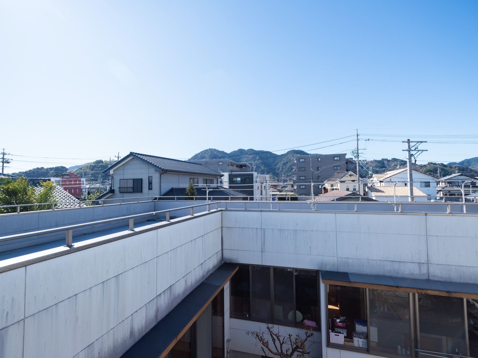 建物は吹き抜けになっており、中庭が設けられている。ベランダには物干し竿が設置されている。街並みを一望できる。