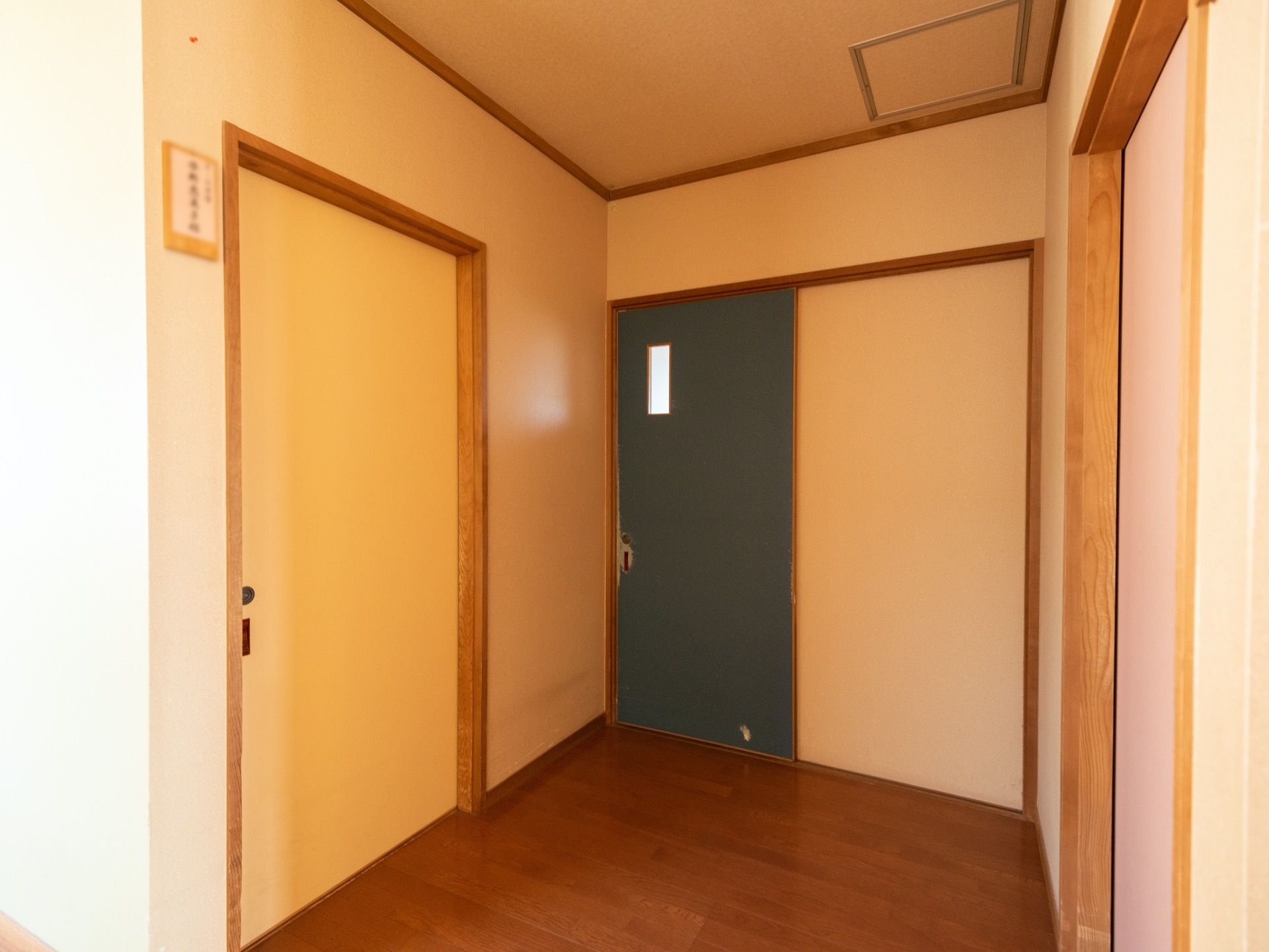 各部屋に繋がる通路である。床はフローリングが施されており、扉はスライドドアである。部屋の前に名前が記された紙が貼られている。