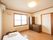 ベッドとエアコンの用意された部屋である。移動のしやすさに配慮され、段差のない滑らかな床になっている。
