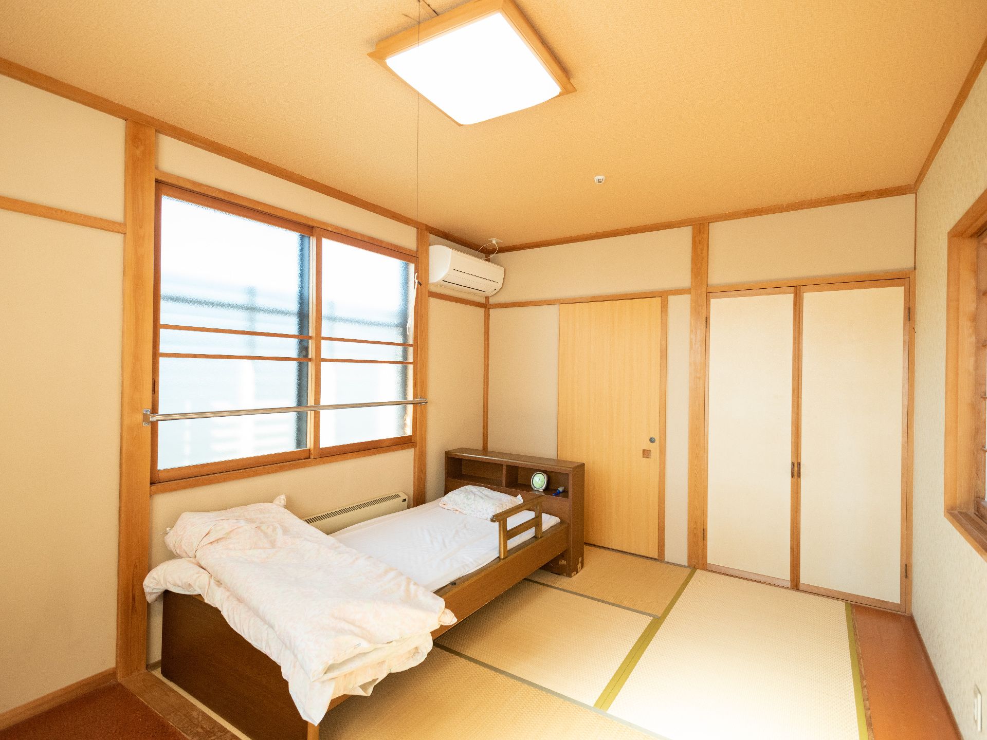 大きな窓が付いた和風の部屋。エアコンも付いている。