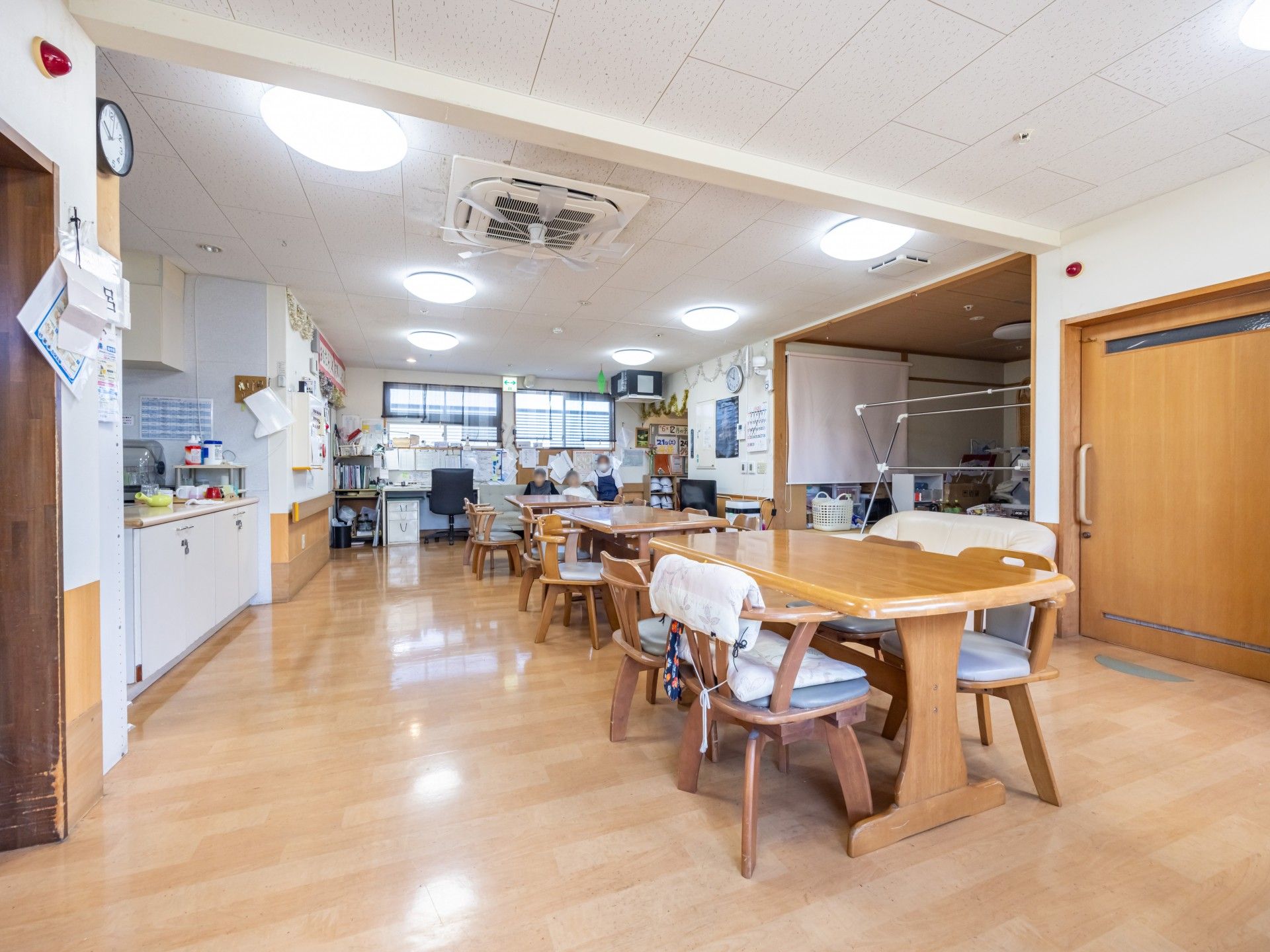 広いテーブルのある部屋
