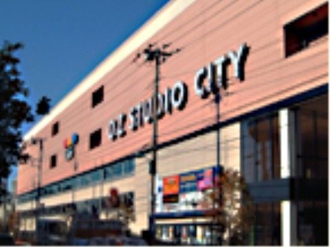 当施設から少し足を延ばせば、テーマパークがある。思い出作りや気分転換にテーマパークで遊ぶことができる。