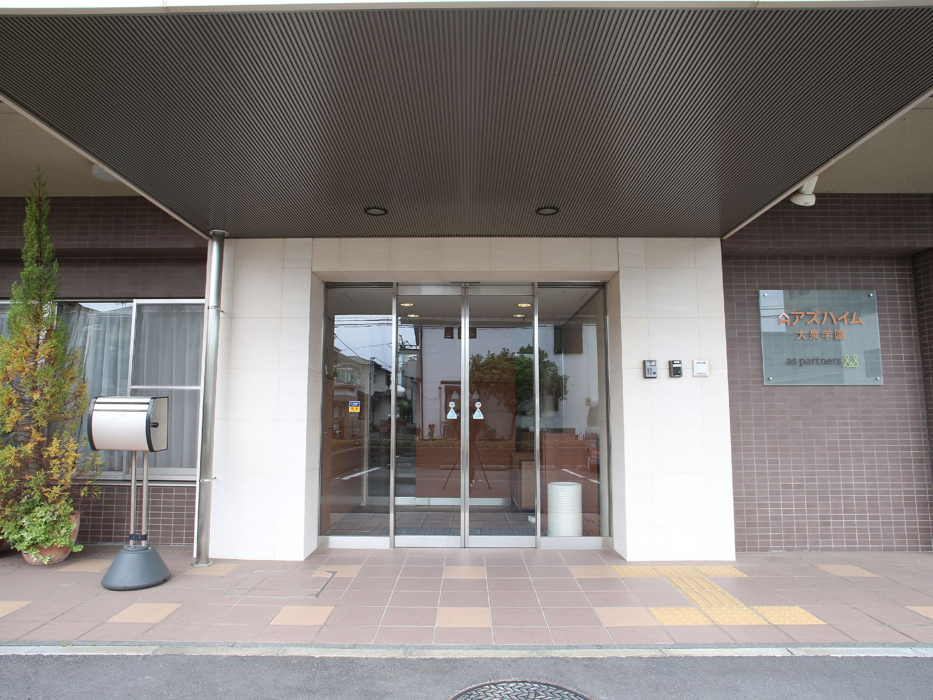 レンガ調の壁が落ち着いた雰囲気の入り口。ガラスの自動ドアは幅が広くとってあり、車椅子での移動もスムーズ。