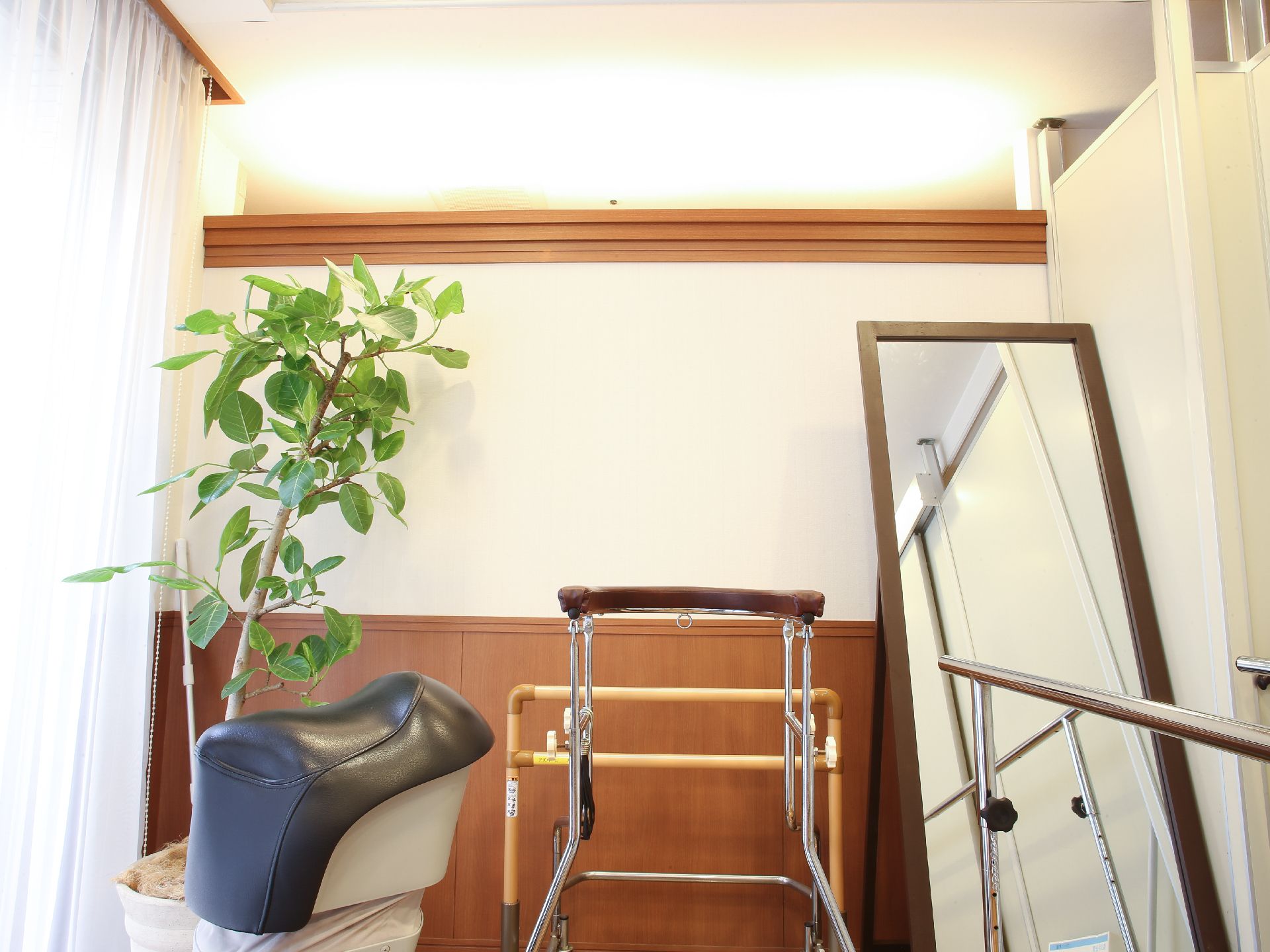 明るい光が差し込む、入居者さんたちのための健康増進フロア。歩行訓練機器などが設置され、入居者さんたちが健康増進に努めている。