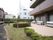 施設には中庭がある。中庭にはピンクの花が咲いている。白いベンチがいくつかあり、団らんの時間を過ごせる。