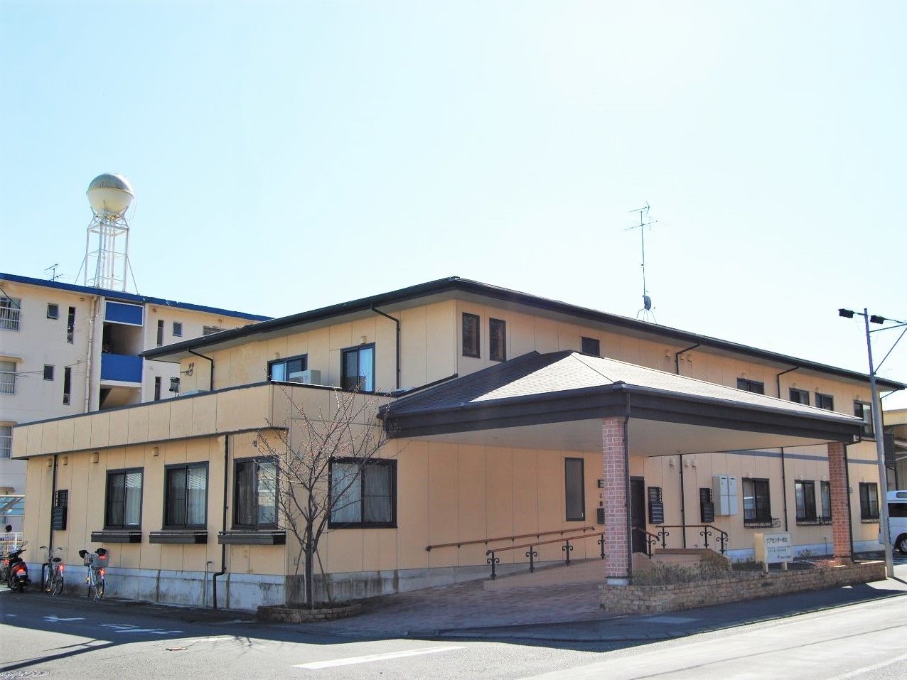 玄関先には屋根が付き、階段とスロープの両方が設置されている。