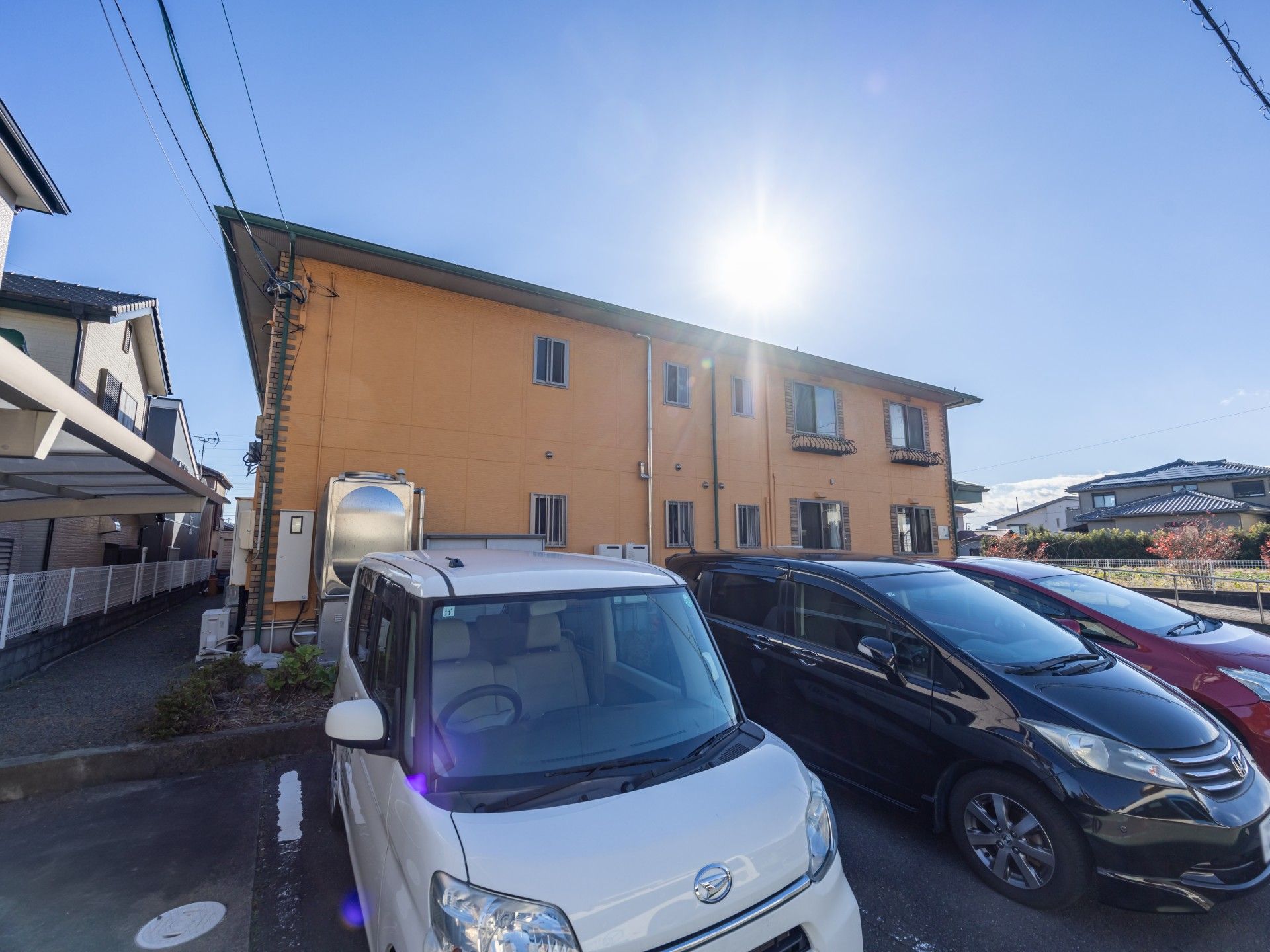 駐車場と建物の外観