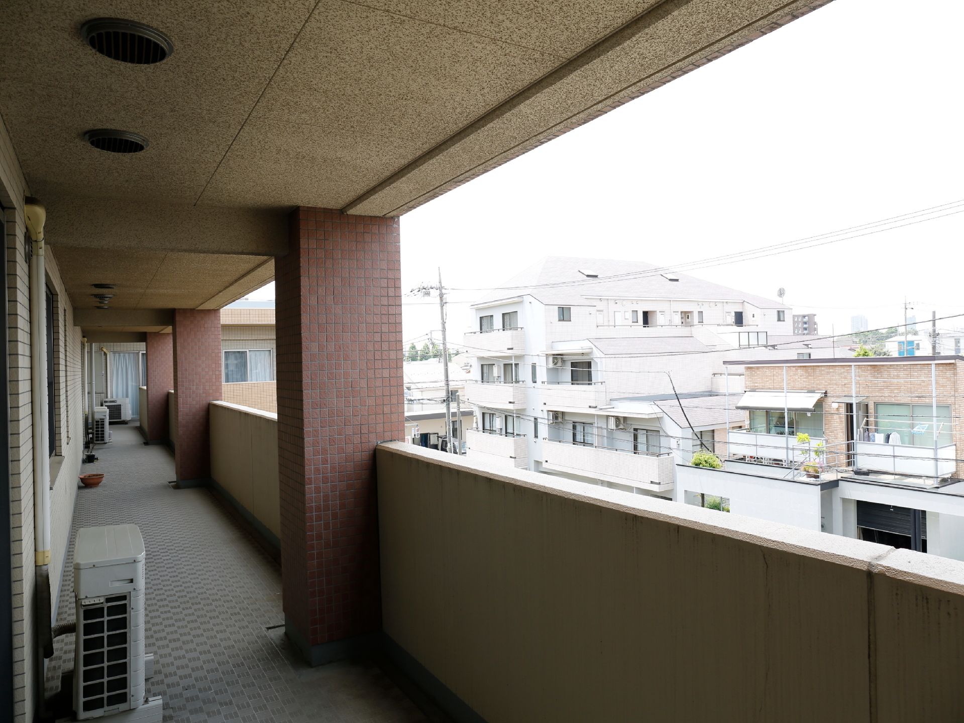 施設の各居室にはベランダがあり、レンガ調のがっしりとした太柱で支えられている。風通しがよく開放感もある。