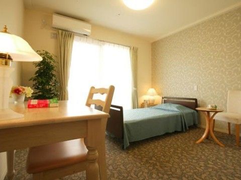 居室はホテルのような内装で温かさがある。落ち着いた空間となっており、一人の時間をくつろいでいただける。