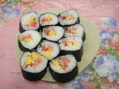 赤や黄色の具が詰まった巻きず寿司