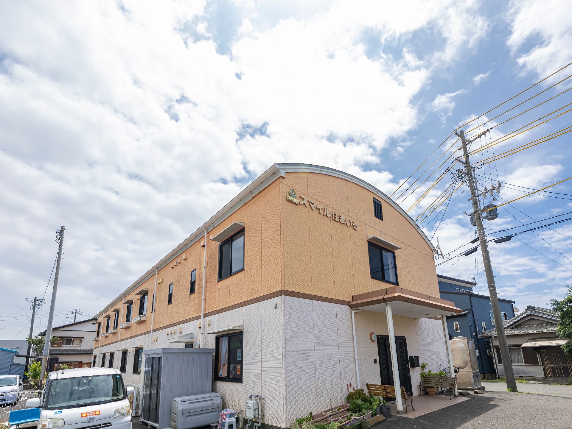駐車場も近隣にある介護施設の外観