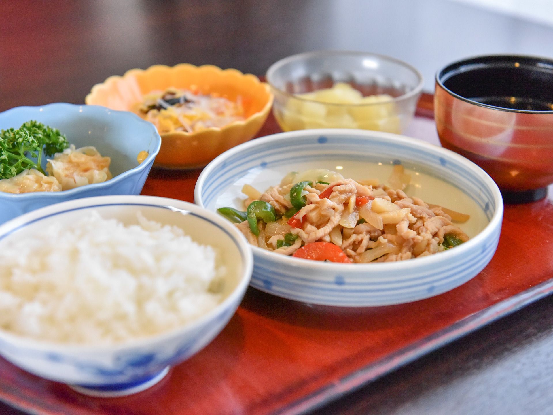 ごはんとお味噌汁の他に、主菜や副菜などの皿が載っているお食事プレート