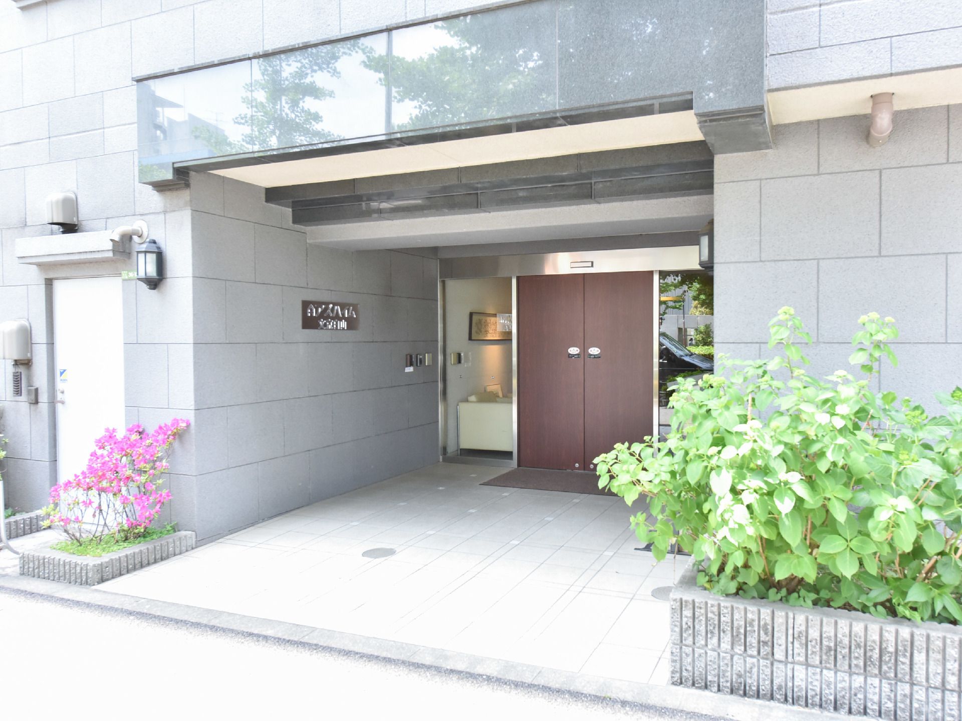 茶色の自動扉でその両側がガラス窓になっている施設入口