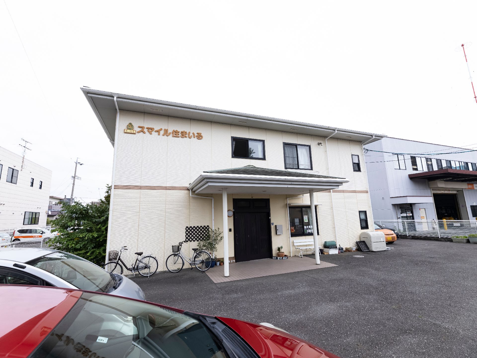 白い外壁でマンションのようにも見える施設の外観