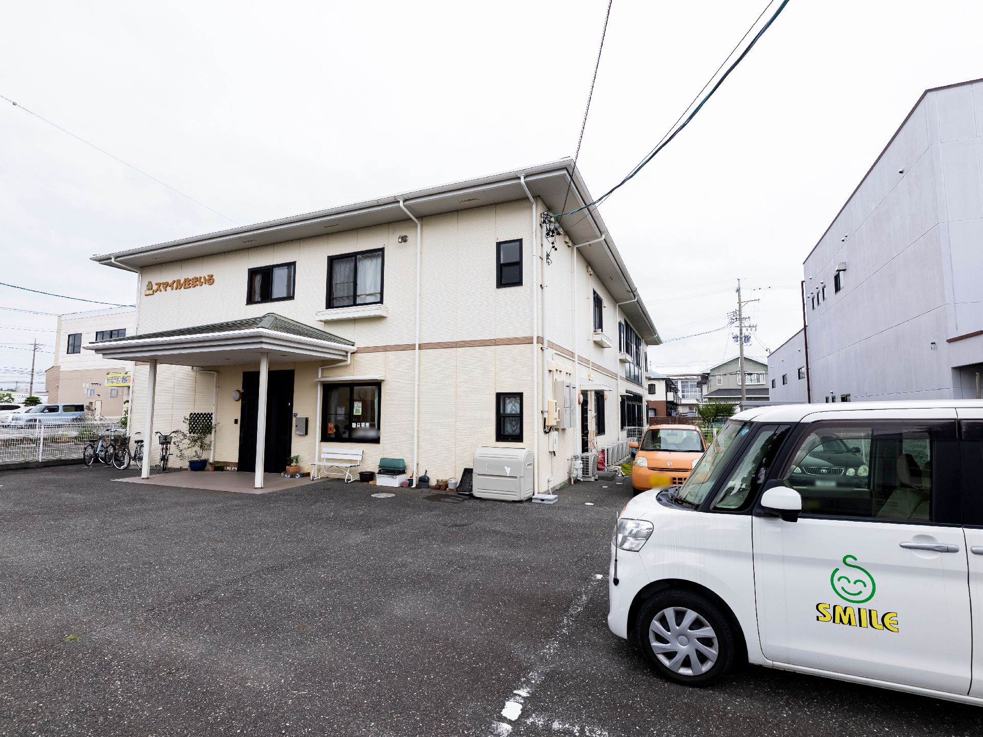 広く、車を停めやすい駐車場