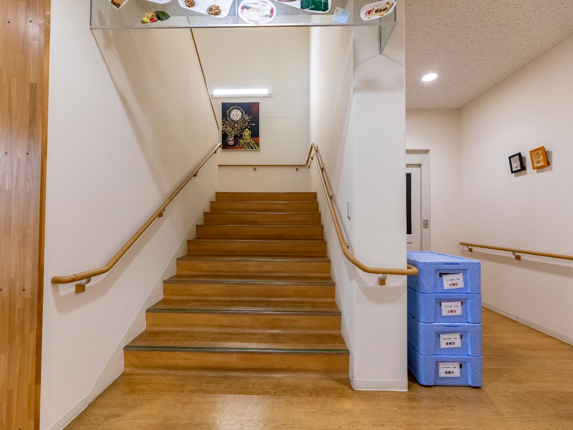 足が滑らないように滑り止めが取り付けられ、手すりも設置されている階段