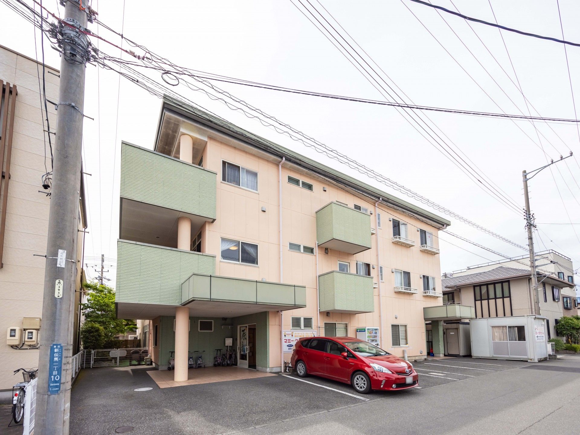 ゆったりとした外観の建物