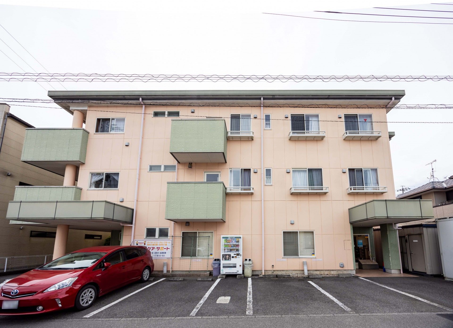 ピンク色の建物正面