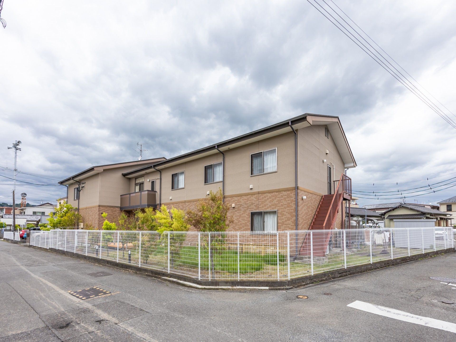 落ち着いた外観の建物