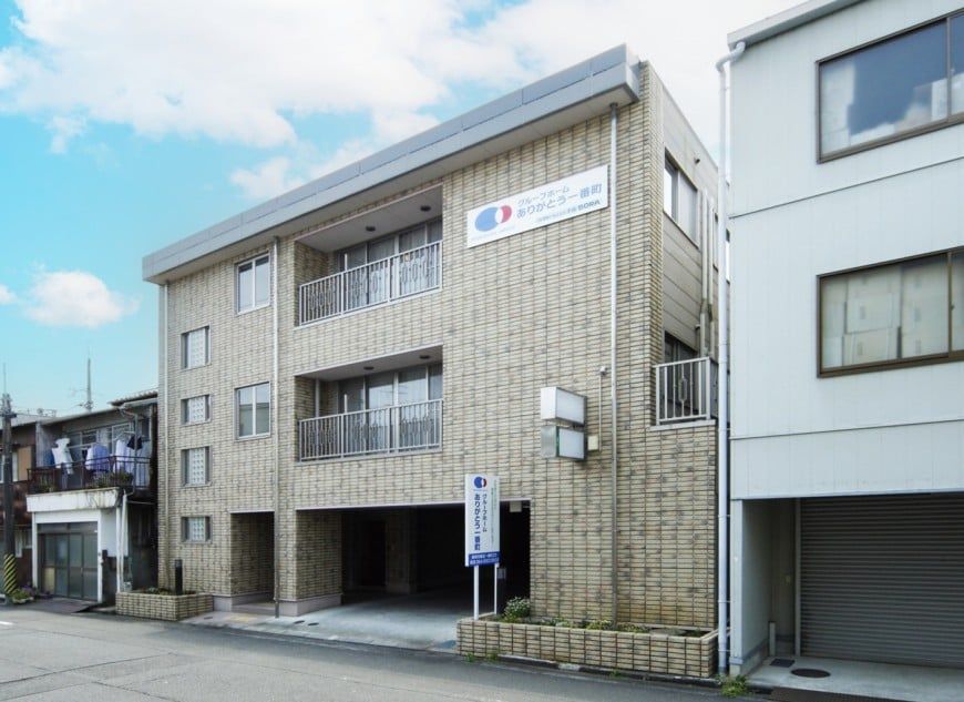 明るい外観の建物正面