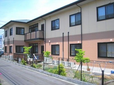 明るい外観の建物