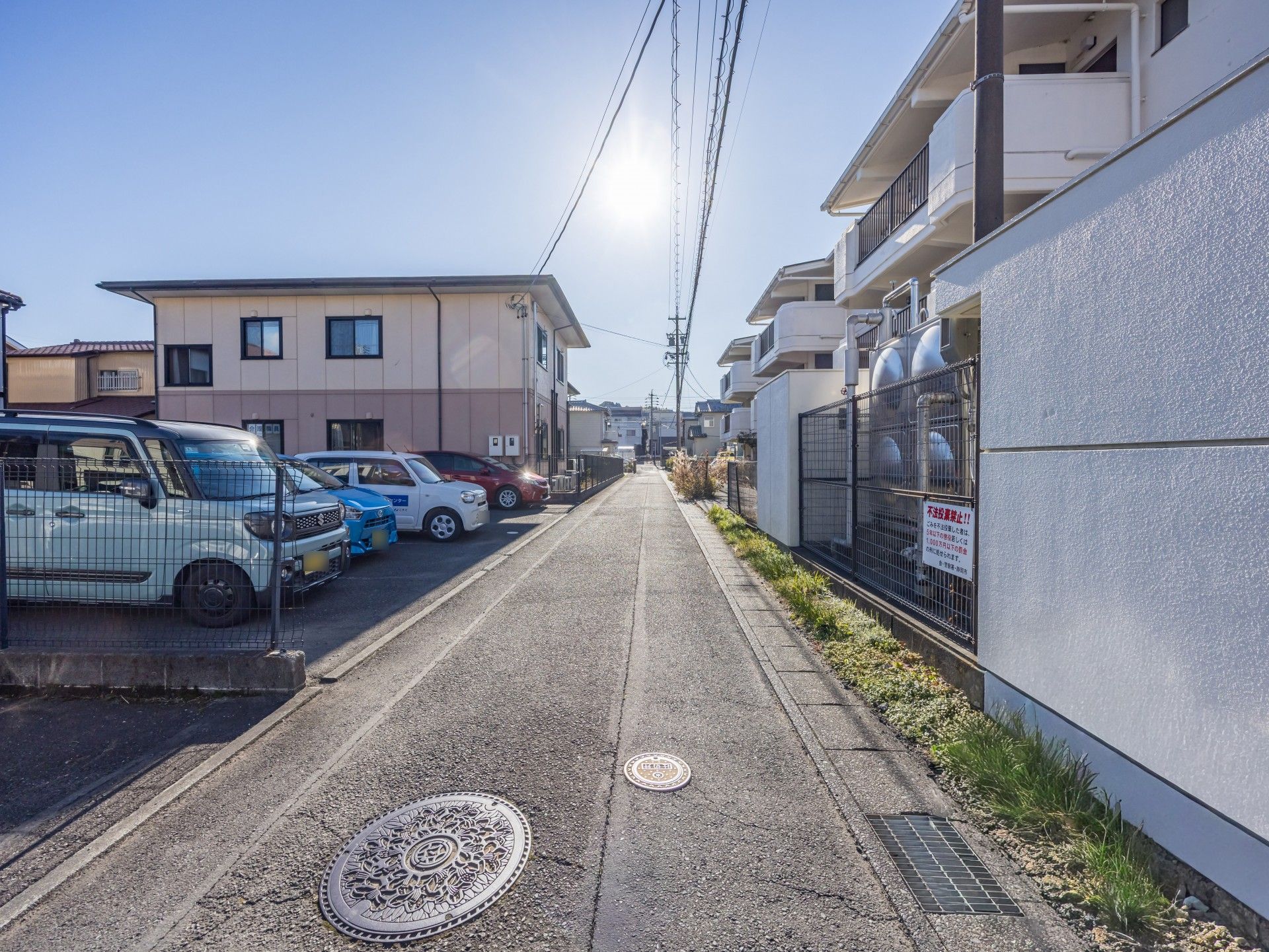 駐車場と建物の外観