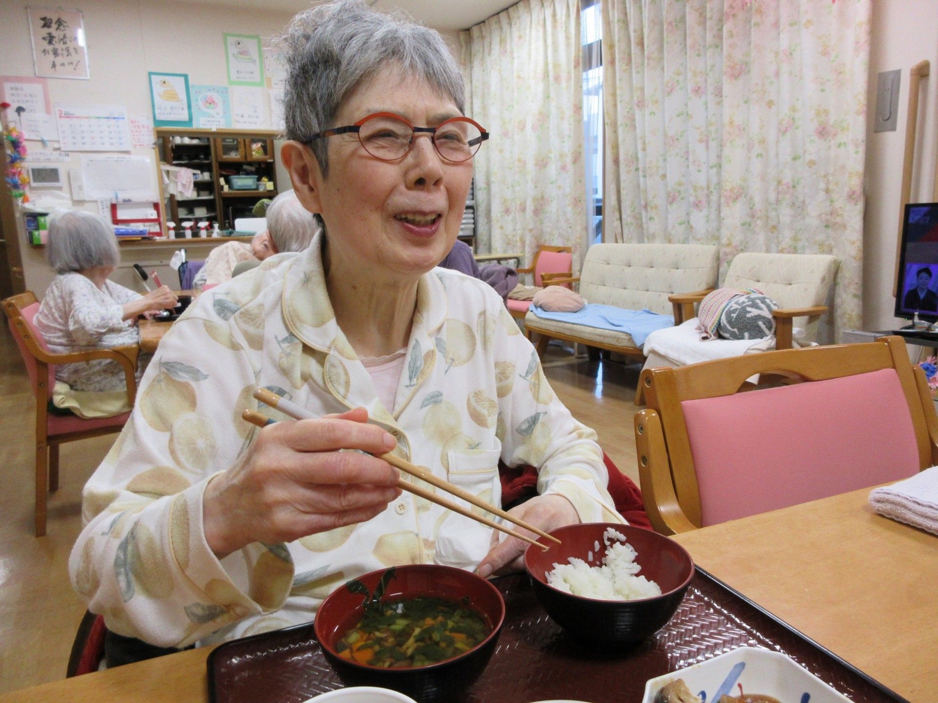 笑顔で食事する高齢者