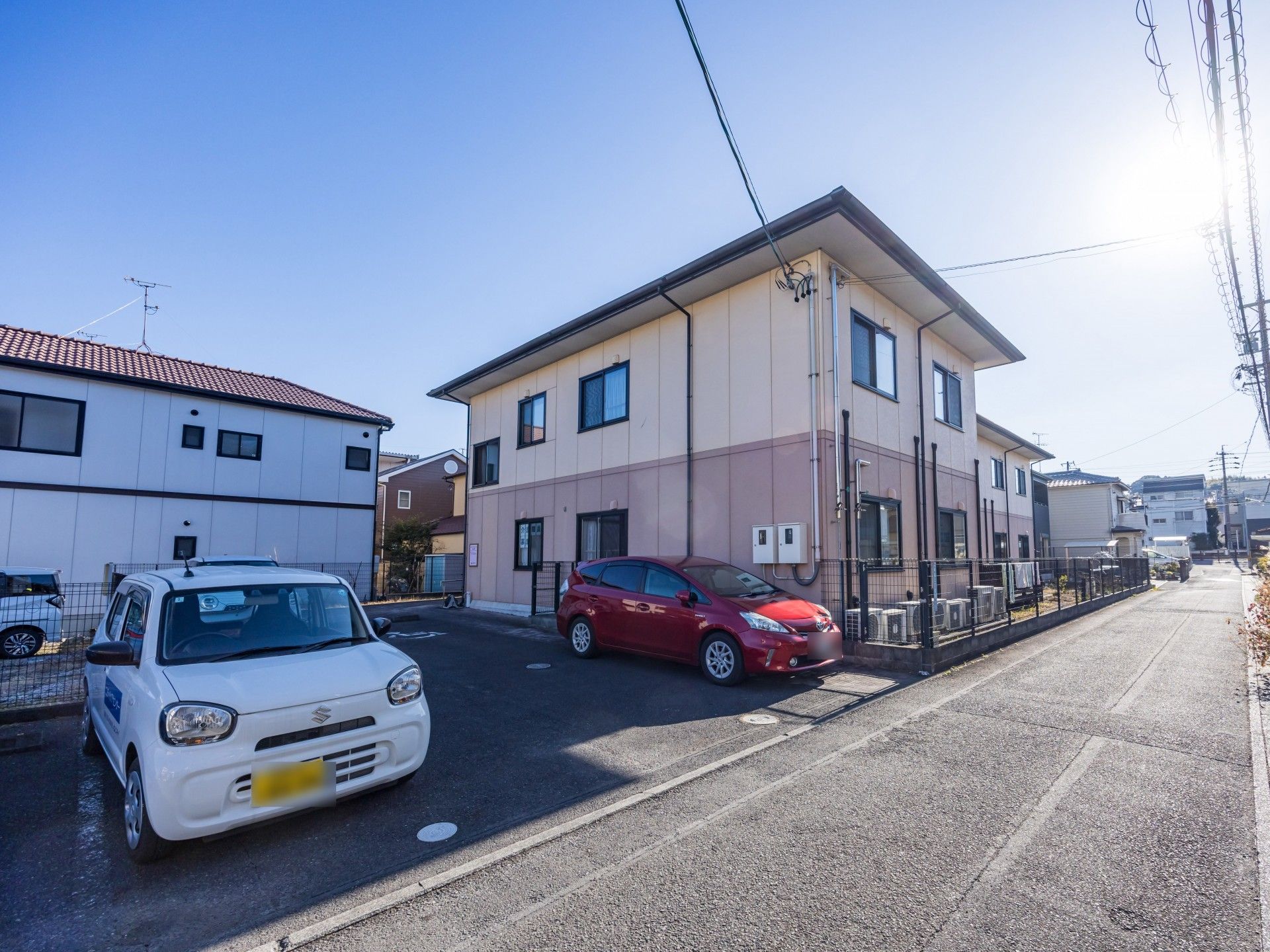 駐車場のある建物外観