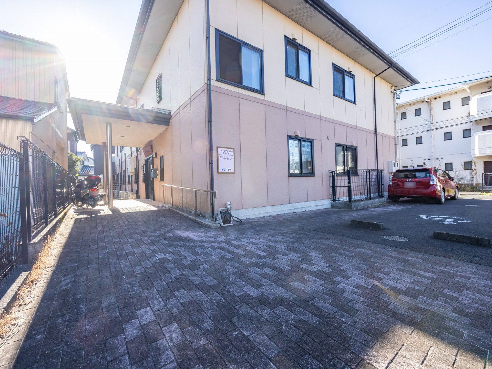 建物の外観と駐車場